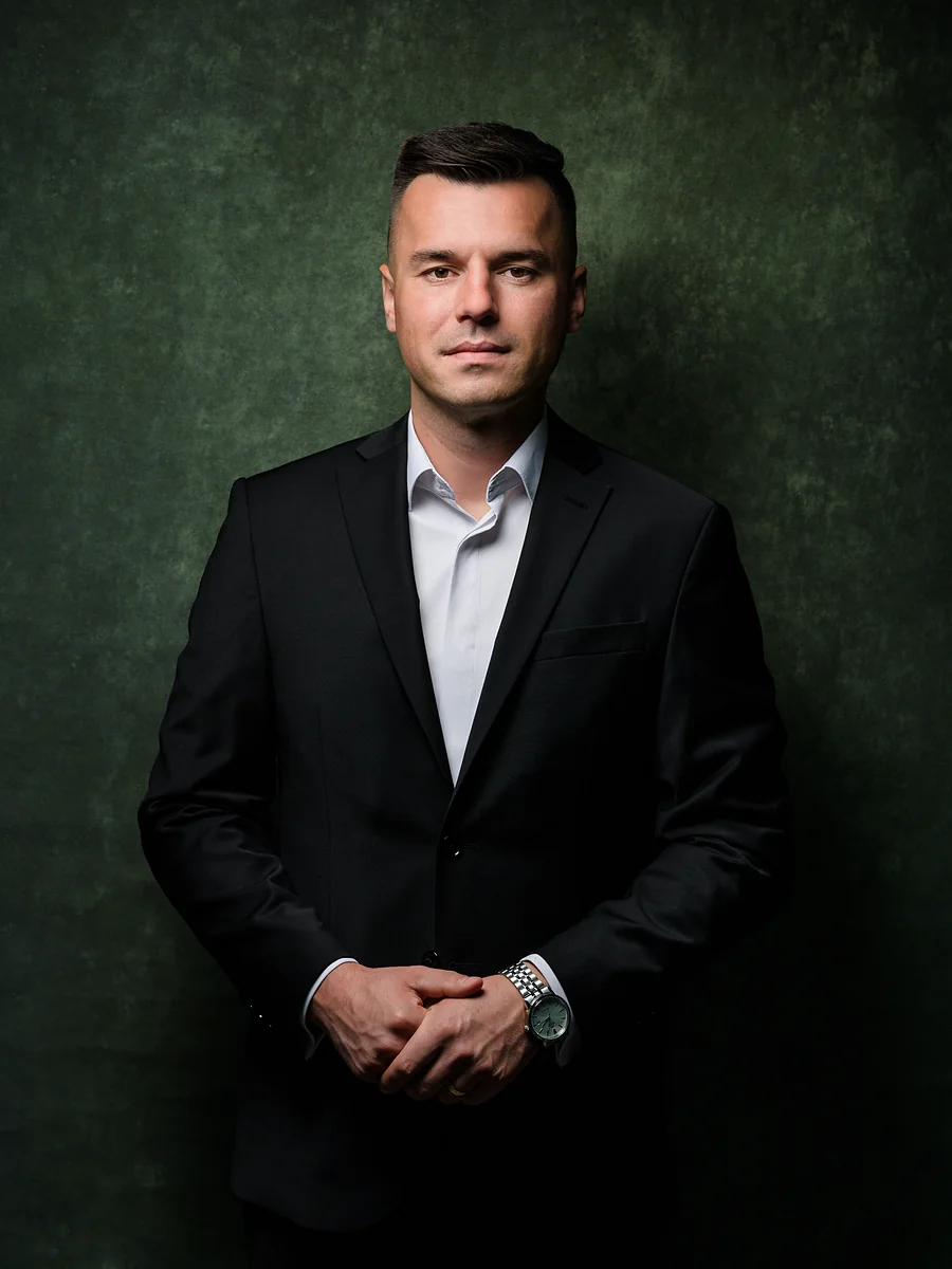 PhDr. Jozef Pitoňák, DSc., prednosta obecného úradu v Rakúsoch a kandidát na starostu, volebné číslo 3